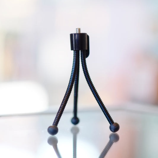 Little bendy tabletop tripod