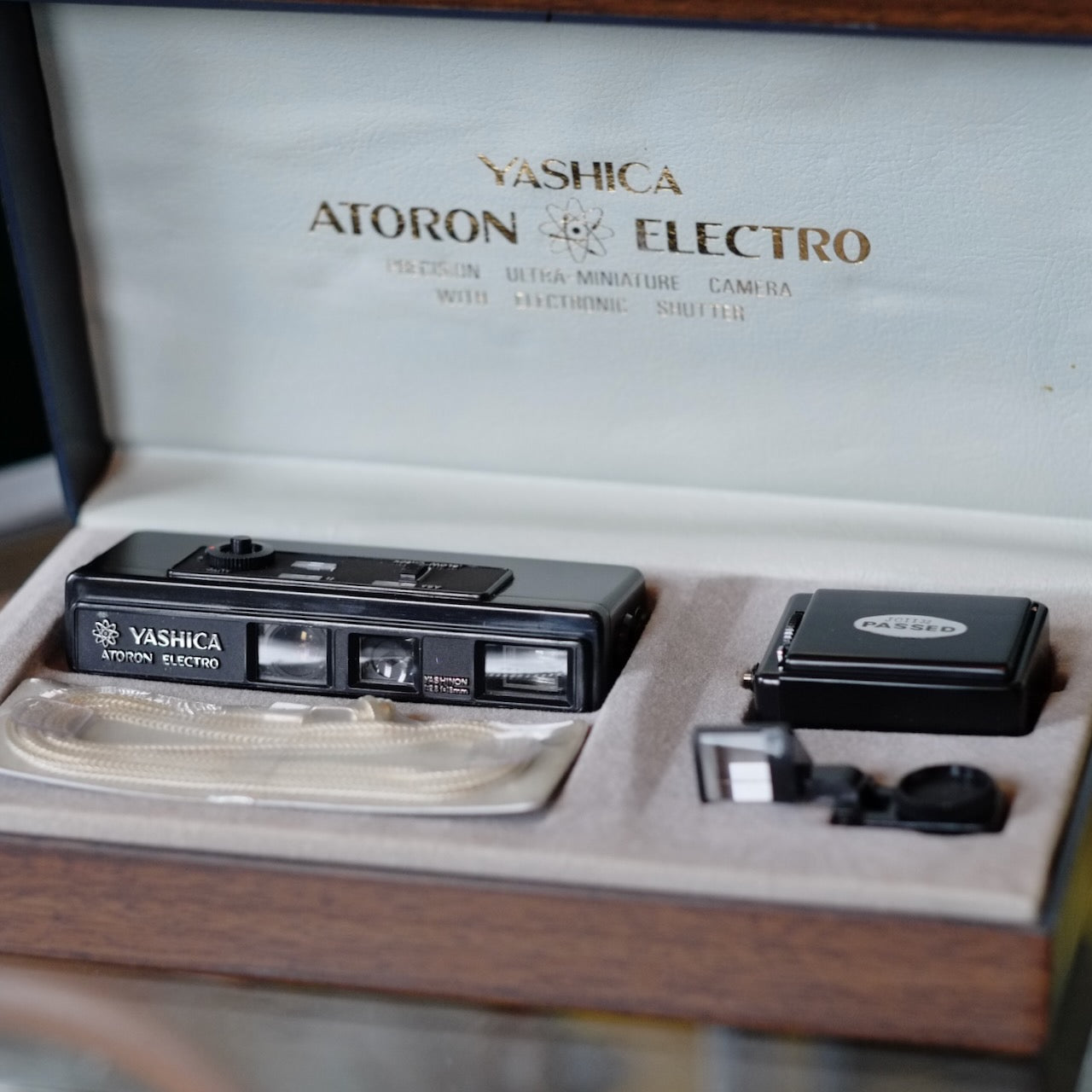 Un appareil photo yashica atoron Un appareil photo yashica atoron